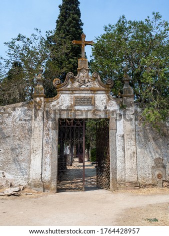 Entrance to the old cemetery with a skull and crossbones and an inscription:'O whoever you are, notice how I am. I was once as you are And you will be as I am'.
Almeida, Portugal. Foto stock © 