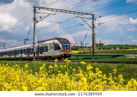 Similar – Foto Bild Roter Zug und Frühlingslandschaft bei Sonnenaufgang. Kontext der Frühjahrsreisen