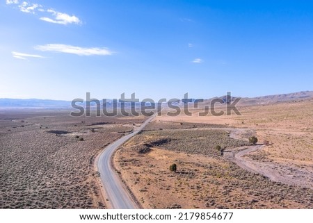 Aerial view of a dirt road in the arid Nevada desert near Reno in the western USA. Foto stock © 