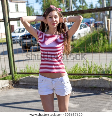 Wonderful smiling woman with great views and bright makeup.\
Fashion style of city life, enjoy the emotions in nature, stylish sexy long hair gentle smile. Beautiful girl in a bright T-shirt.
