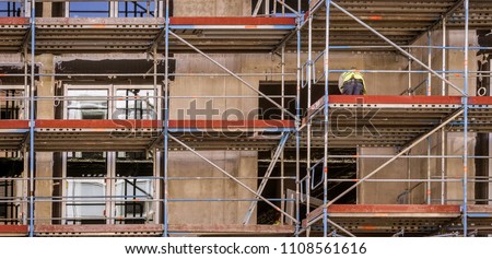 Similar – Foto Bild Hohes Gebäude in Baugerüst gegen blauen Himmel, Bauarbeiten auf der Baustelle, Restaurierung neuer Komplex