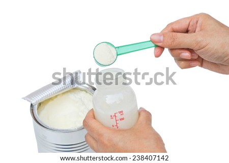hand putting a powder milk in the bottle