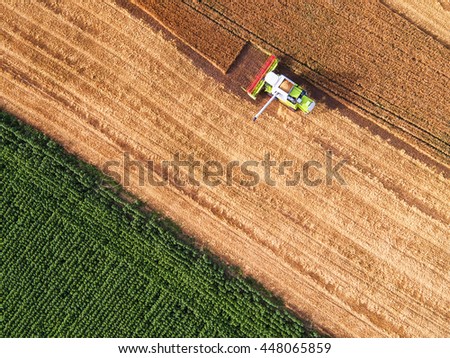 Similar – Foto Bild Draufsicht auf Mähdrescher, Erntemaschine, erntereife Sonnenblume