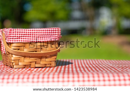 picnic basket on a table with a red tablecloth. Summer mood. relaxation. holidays Foto stock © 