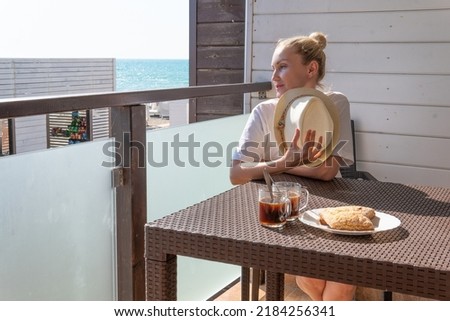 Caf hat coffee drinks girl buns sea cup restaurant background, concept concept fun from life for hot white, cappuccino ocean. Beverage outside hotel, Photo stock © 
