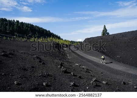 Foto Bild Von Wasser umgebener steiniger Gipfel in felsigem Tal