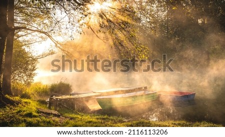 mglisty wschód słońca nad rzeką Zdjęcia stock © 