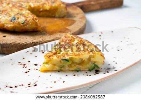 Spanish omelette cooked with potato and zucchini. Typical recipe from the central area of ​​Spain. Сток-фото © 