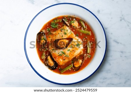 Foto Bild Seehechtfisch und Muscheln mit grüner Sauce