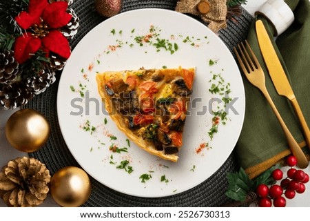 Foto Bild Gemüse-Quiche auf grünem Hintergrund. Leerzeichen kopieren.