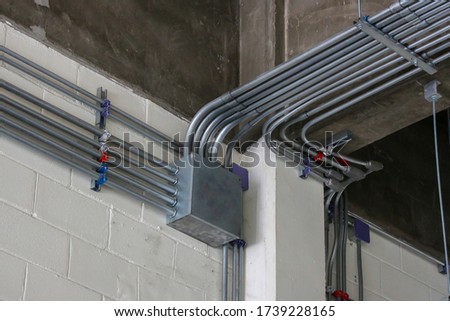 Pull box, IMC conduit installed at the support ,Electrical systems. Foto stock © 