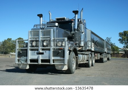 Heavy truck (road train)