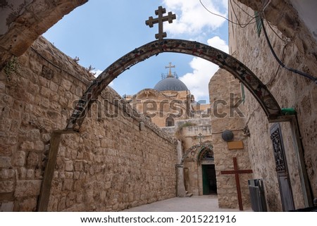 Via Dolorosa, Jerusalem Old City. Cross of Jesus Christ. St. Helen coptic church. A big wooden cross on the ground. The dome of the Church of the Holy Sepulcher on the background. UNESCO. Imagine de stoc © 