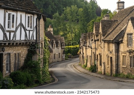 Foto Bild Castle Combe traditionelles englisches Dorf mit hübscher Brücke an einem Sommertag. Niemand und kein Auto auf der Straße.