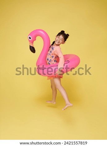 Similar – Foto Bild Hübsches Mädchen, das auf rosa Donuts in einem Pool schwimmt. Lächelnd. Spaß und sommerlicher Lebensstil