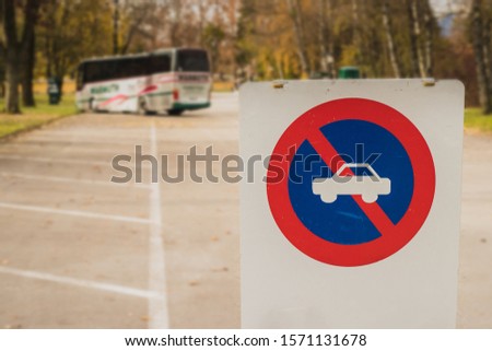 White board with sign for cars not to park beyond this poing.  Only parking for bus or coaches is available beyond this poinf. Zdjęcia stock © 