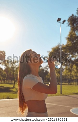 Similar – Foto Bild Junger Stadtsportler trinkt Wasser in einer Gymnastikhalle im Freien