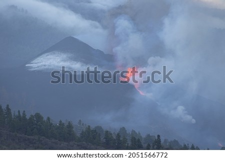2021 Cumbre Vieja volcanic eruption (seen at morning) on the island of La Palma, one of the Canary Islands, governed by Spain. The eruption on 30 September. Foto stock © 