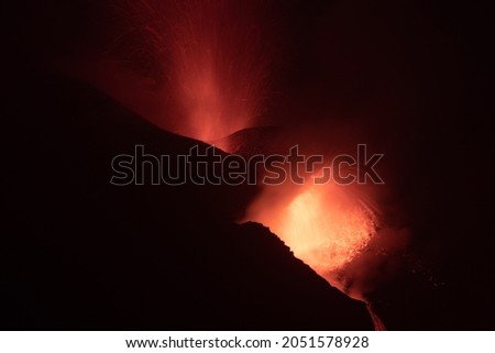 2021 Cumbre Vieja volcanic eruption (seen at night) on the island of La Palma, one of the Canary Islands, governed by Spain. The eruption on 30 September. Foto stock © 