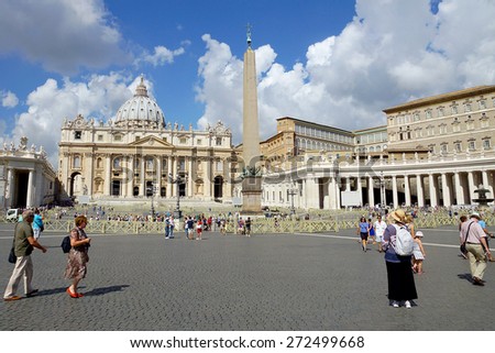 ROME, ITALY-28 AUGUSTUS: A Saint Peter\'s Square in Rome on August 28, 2013. The best-known in the world, on it rises the main temple of Christianity - St. Peter\'s Cathedral.