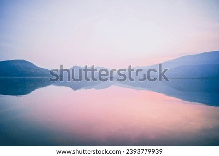 Foto Bild Ruhiger See und Berge bei Sonnenuntergang