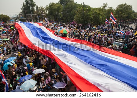BANGKOK-December 9 : The Thai people protest against the government of Yingluck Shinawatra on the road around Government House  on December 9, 2013 in Bangkok, Thailand.