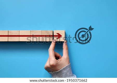The red arrow moves towards the target. A symbol of purposeful movement towards the goal Foto stock © 