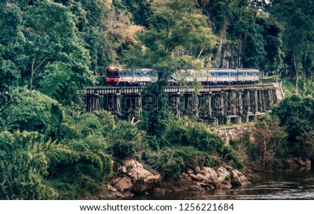 Train ride​s on Burma​ railway​(The Death​-Railway)​in Kanchanaburi, Thailand. Foto stock © 