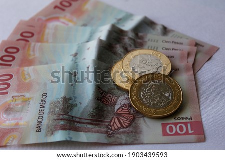approach to mexican banknotes of 100 pesos and coins Foto stock © 