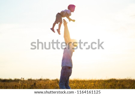 Similar – Foto Bild Junger Vater wirft sein Baby Tochter hoch in den Himmel im Park im Sommer Tag. Vatertag