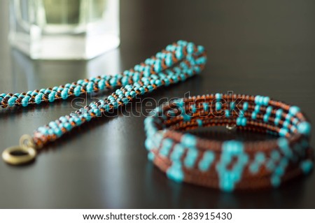 Wattled necklace and bracelet from beads