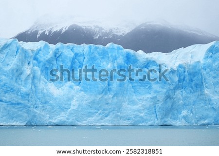 Foto Bild Massiver, mit Asche bedeckter Gletscher in vulkanischem Bergland