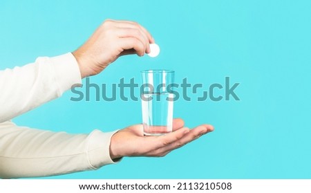 Health concept. Close up of man holding a pill. Glass of water tablet. Glass with efervescent tablet in water with bubbles. Imagine de stoc © 