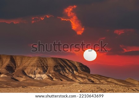 Foto Bild Roter Sonnenuntergang über felsigem Meeresufer