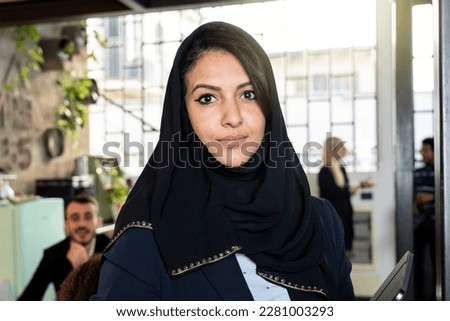 Similar – Foto Bild Junger afrikanischer arabischer Geschäftsmann, der einen Telefonanruf außerhalb des Bürogebäudes während eines sonnigen day.Dressed in stilvollem Anzug stehend im Freien finanziellen Büro, junge Frau Rechtsanwalt Kopie Raum