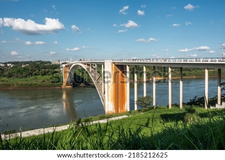 Friendship Bridge (Portuguese: Ponte da Amizade ) over the Parana river, connecting Foz do Iguacu, Brazil, to Ciudad del Este in Paraguay. Foto d'archivio © 