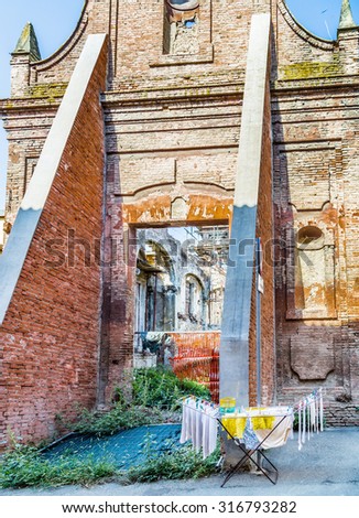 clothes hung out to dry on a drying rack in front of historic ruins in Italy