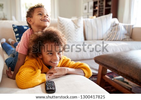 Similar – Foto Bild Lachen Teenager-Mädchen liegt in einem Bett von trockenen Blättern im Herbst