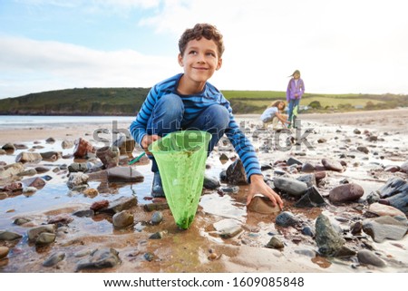 Children Looking In Rockpools On Winter Beach Vacation Stock foto © 