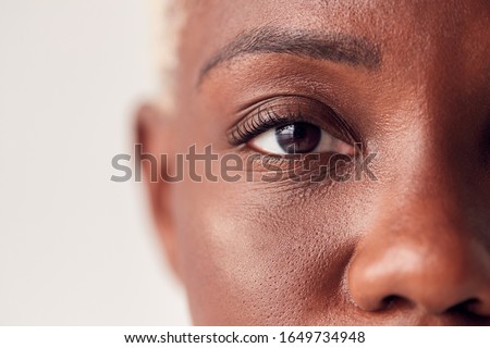 Close Up On Eyes Of Young Woman With Dyed Hair In Studio Stockfoto © 