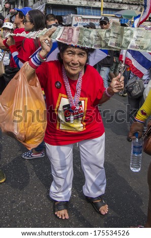 BKK - FEB 1, 2014: An old Chinese lady, anti-government protester  in Bangkok\'s Chinatown prepare money for donate to Suthep Thaugsuban, the PDRCÃ¢Â?Â?s Secretary-General.