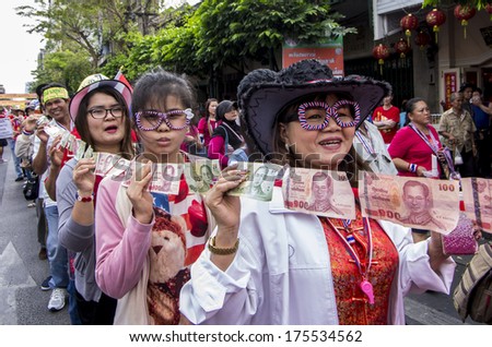 BKK - FEB 1, 2014 :Anti-government protesters  in Bangkok's Chinatown prepare money for donate to Suthep Thaugsuban, the PDRCÃ¢Â?Â?s Secretary-General.