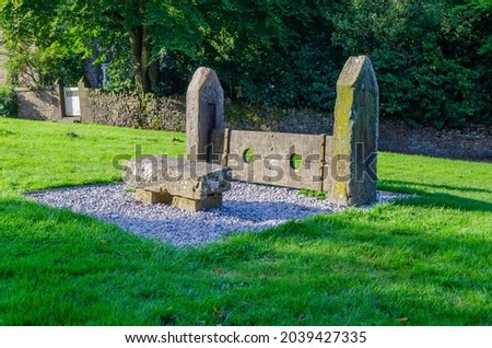 The old stocks at Rivington  village in Lancashire, an antique device for restraining and punishing an individual Stockfoto © 