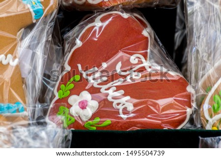 'Te Iubesc' meaning 'I love You' in romanian. Gingerbread heart natural and organic bio ingredients,artisanal made by hand, with frosting and decorations.Food festival called La pas pe Calea Victoriei Imagine de stoc © 