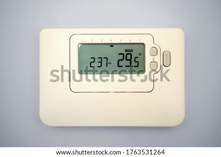 Thermometer showing room temperature of 29.5 °C during a heat wave in the UK.  Imagine de stoc © 