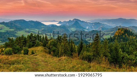 Beautiful, colorful autumn panorama of Pieniny Mountains in the morning light, in the background Three Crowns Peak. Poland, Slovakia. Discover the beauty of earth. 商業照片 © 