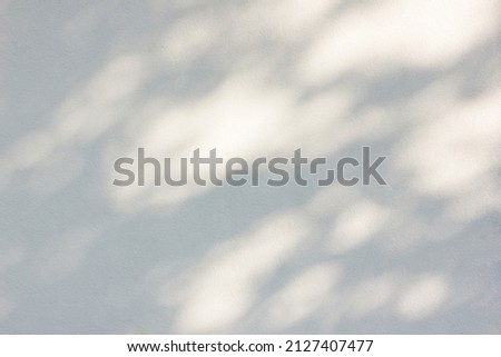 Foto Bild Licht und Schatten zwischen weißen Wänden