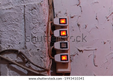 electrical on off switch with interconected cable on the white wall Imagine de stoc © 