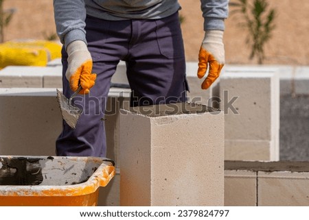 The bricklayer is working. Building a wall of aerated concrete. Foto stock © 