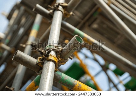 Similar – Foto Bild Hohes Gebäude in Baugerüst gegen blauen Himmel, Bauarbeiten auf der Baustelle, Restaurierung neuer Komplex